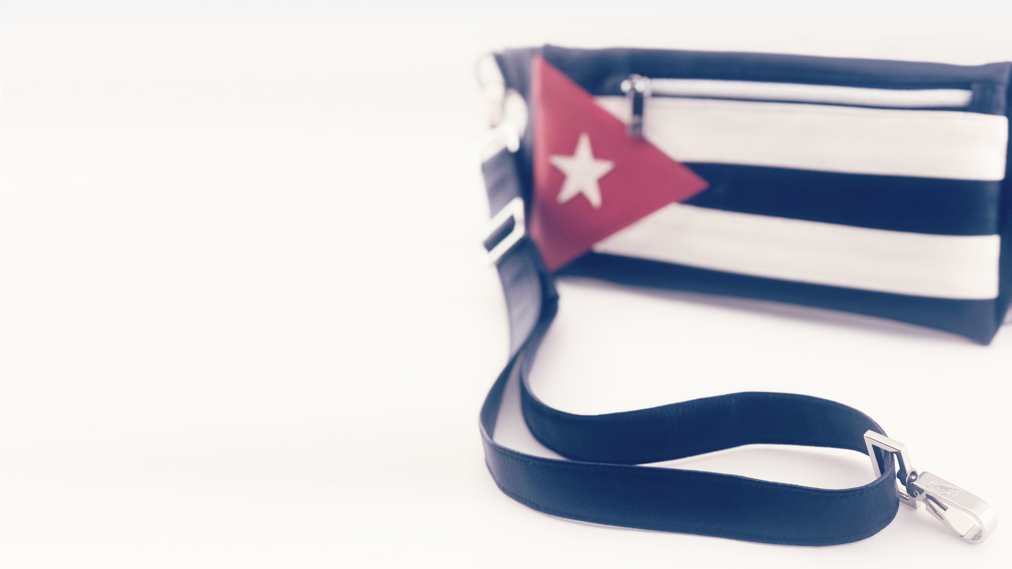 Manufabo Belt Bag im Design der kubanischen Flagge vor hellem Hintergrund