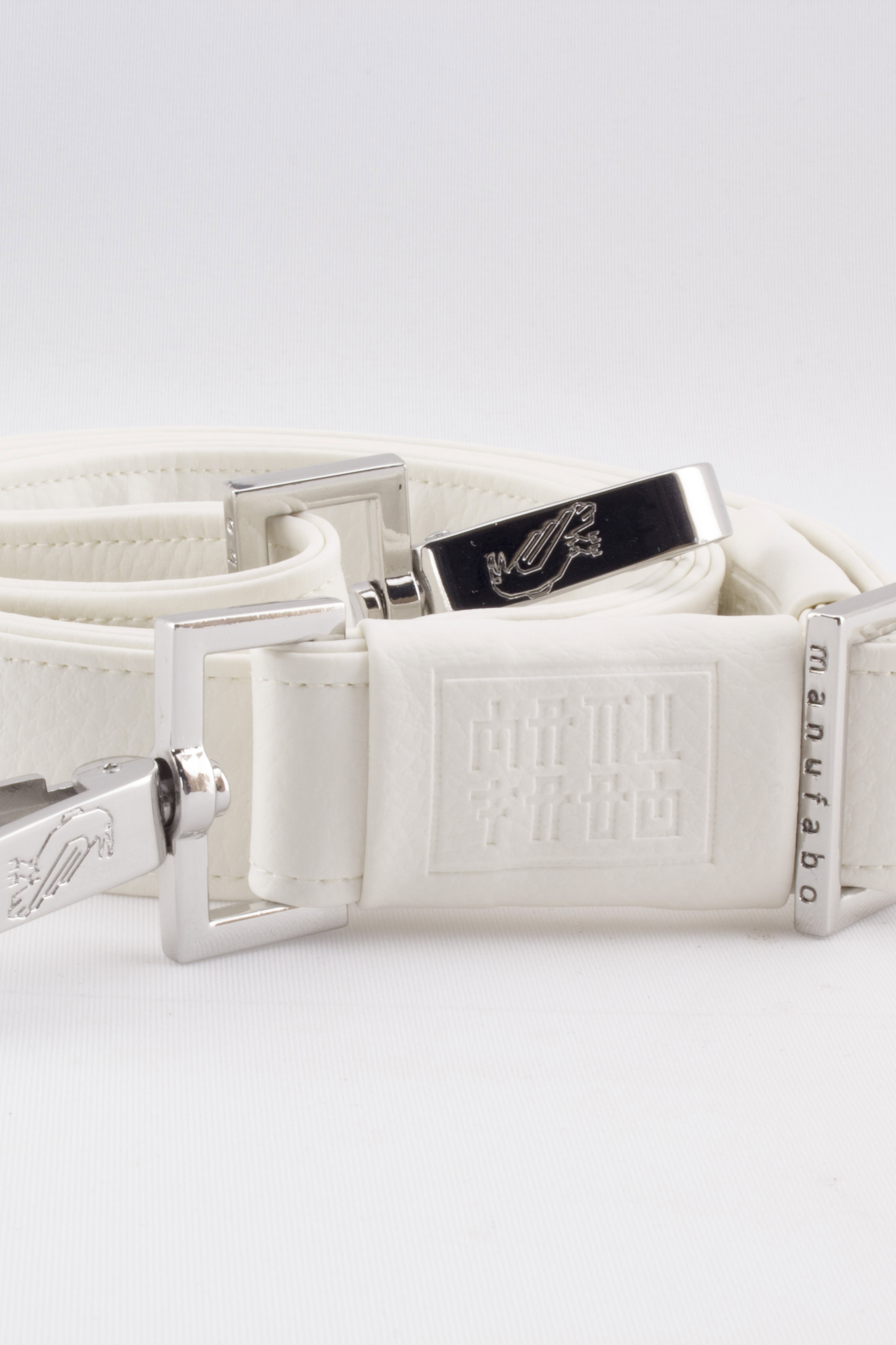 Detailaufnahme eines zusammengerollten, handgemachten weißen Bag Straps von Manufabo