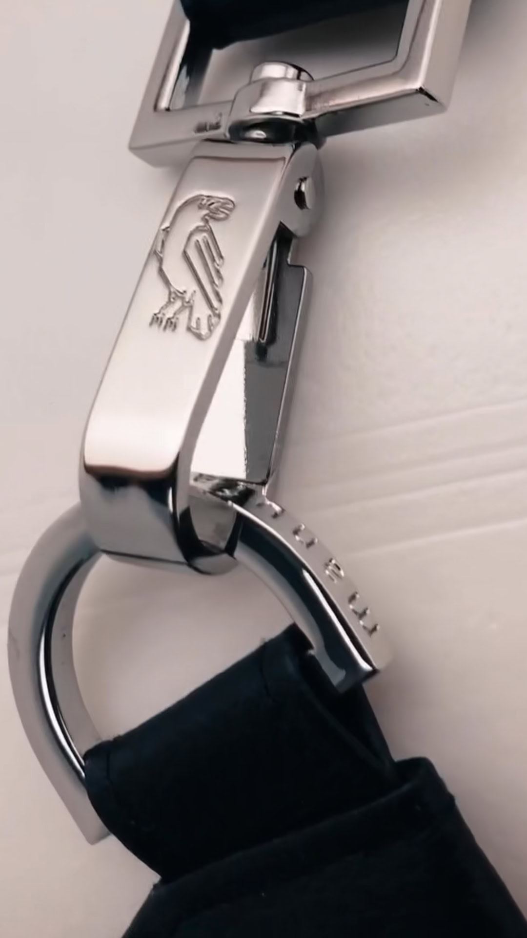Handgemachte Manufabo Belt Bag in Schlangenoptik vor elegantem Hintergrund, im Zeichen des weißen Raben