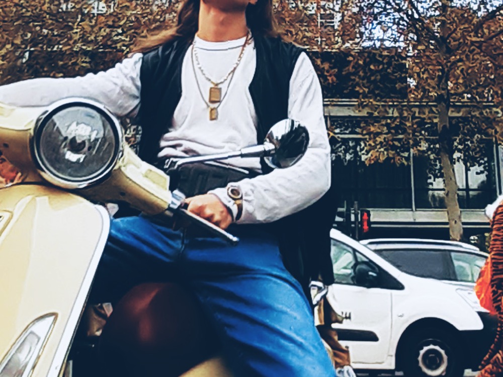 Als Apache 207 verkleideter Typ auf einer Vespa im Kölner Karneval, mit Deluxe Belt Bag im Elefanten-Look