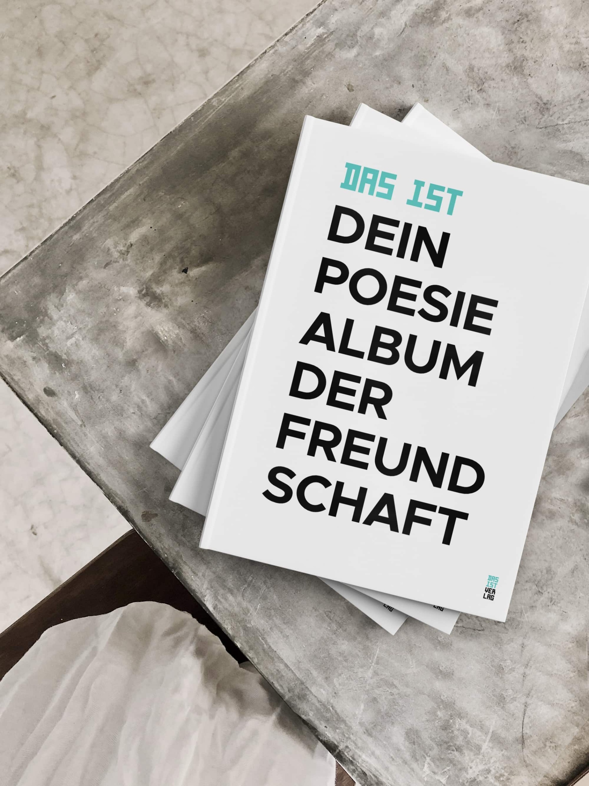 Freundebuch auf einem Steintisch